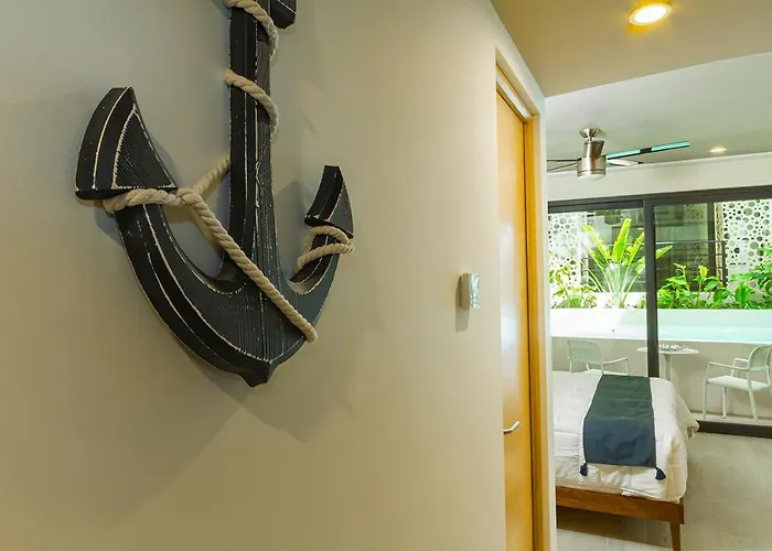 The Boat, Relax And Party, 2 Blocks From The Sea And 5th Ave 200 Mb *